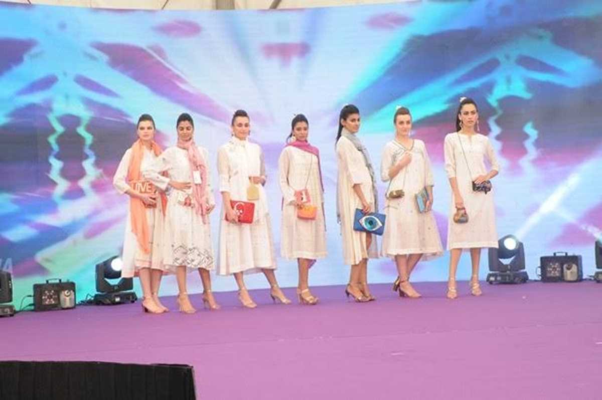 हस्तशिल्पकारों के उत्पाद को रैंप पर चलकर मॉडल्स ने किया प्रदर्शित